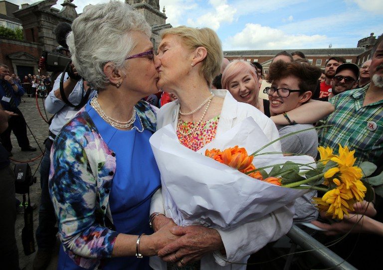 La senadora irlandesa Katherine Zappone besa a su pareja Ann Louise Gilligan al recibir los resultados del referéndum.
