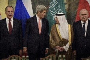  De izquierda a derecha: El ministro ruso de Exteriores, Sergei Lavrov; el secretario de Estado estadounidense, John Kerry; el ministro de Exteriores saudí Adel al- Jubeir; y el ministro de Exteriores turco, Feridun Sinirlioglu, se reunieron un día de la cita del pasado 30 de octubre, en Viena, Austria.
