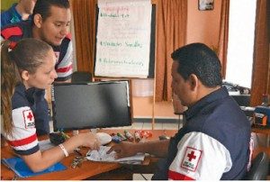 Wilberth González, jefe operacional de la Cruz Roja durante la emergencia en Sarapiquí, coordina con su equipo la distribución de 'diarios' y ayudas en las comunidades afectadas.
