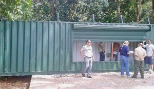 La foto muestra el momento en el que la directora del Área de Salud de Quepos, Alejandra Quesada, suspende la instalación de contenedores destinados a la venta de comidas en el Parque Manuel Antonio, por no contar con los permisos respectivos. 