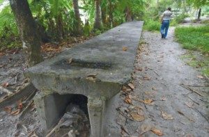 Vigas de concreto como estas fueron adquiridas para la construcción de un puente a la antigua entrada del Parque Manuel Antonio, pero luego fueron abandonadas sobre la arena. 
