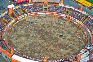Esta toma captó el trajín de la plaza de toros en las fiestas navideñas que tienen lugar en Zapote.