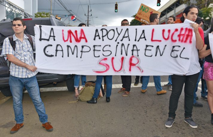 Estudiantes y funcionarios de la Universidad Nacional (UNA), se manifestaron en las afueras de la Rectoría para expresar su apoyo a las familias desalojadas en la Zona Sur. 